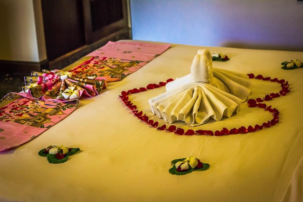 Phuket Kata Resotel Buitenkant foto